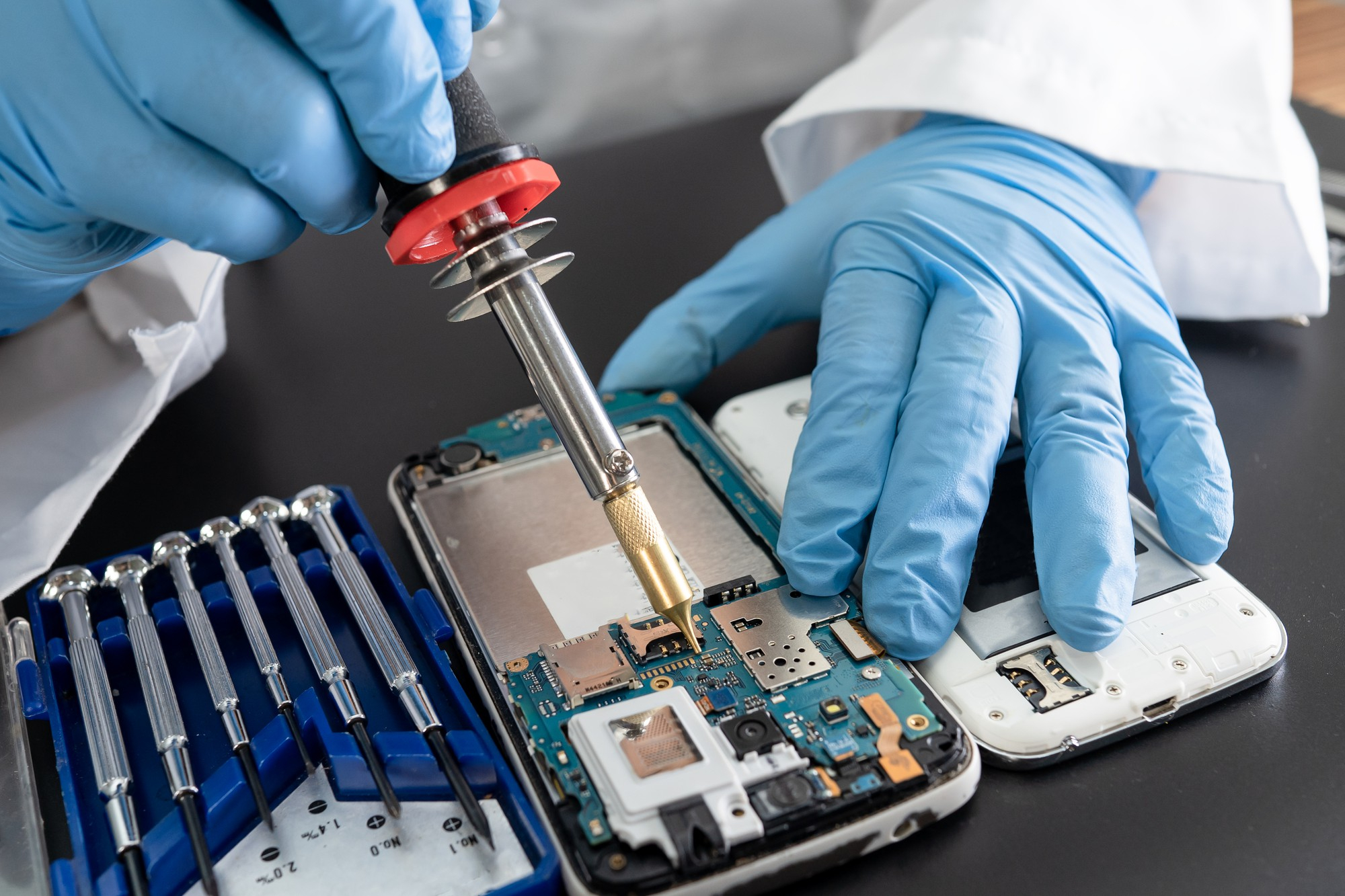 Técnico reparando el interior de un teléfono móvil